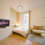 Le Clocher - Quai De La Loire - Netflix Tours