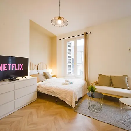 Le Clocher - Quai De La Loire - Netflix Tours