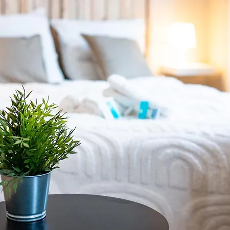 Le Clocher - Quai De La Loire - Netflix Tours